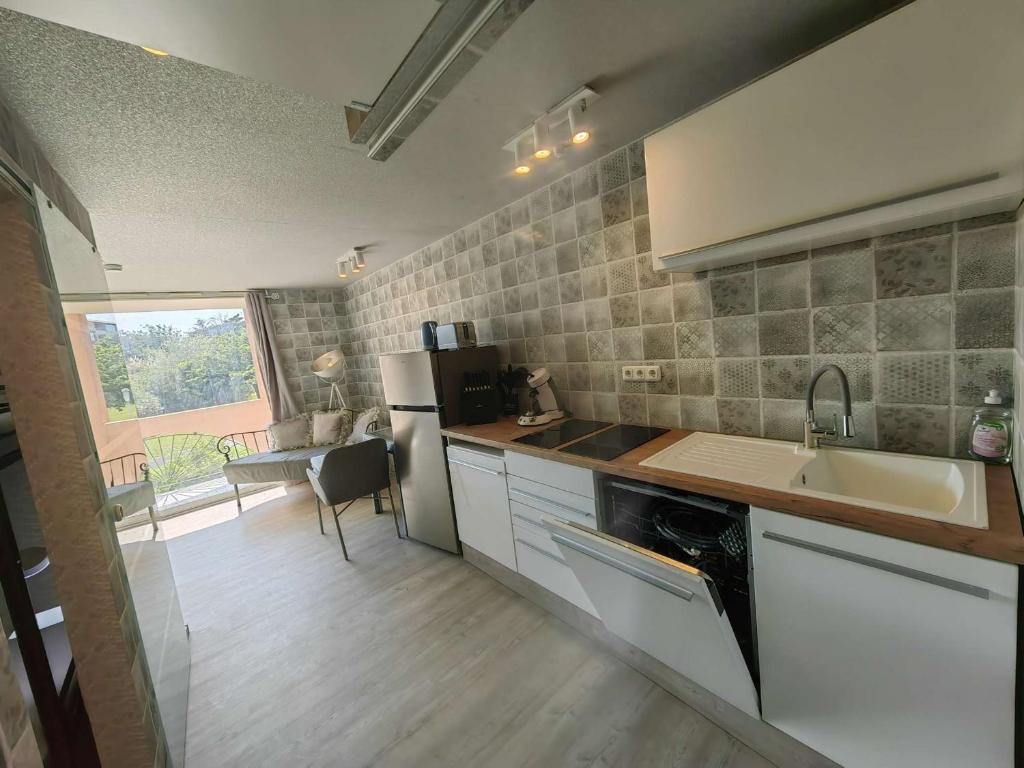 Studio rénové, terrasse, piscine, proche plage et loisirs, parking, Wi-Fi, équipements bébé inclus - FR-1-607-165, Cap d'Agde