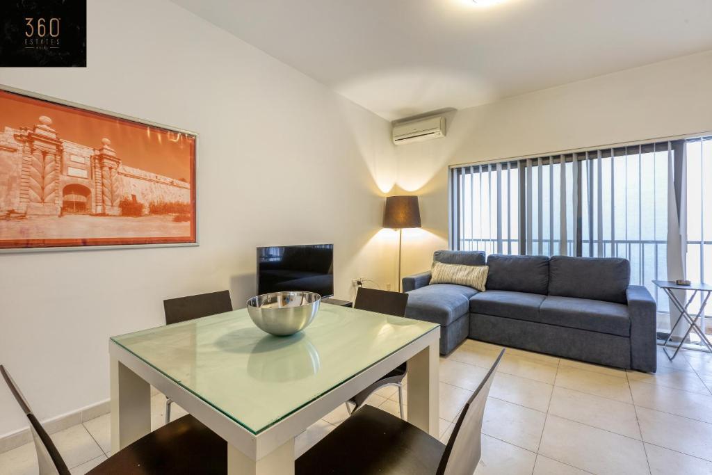Modern & private 1BR APT in the Heart of Paceville by 360 Estates, Saint Julianʼs