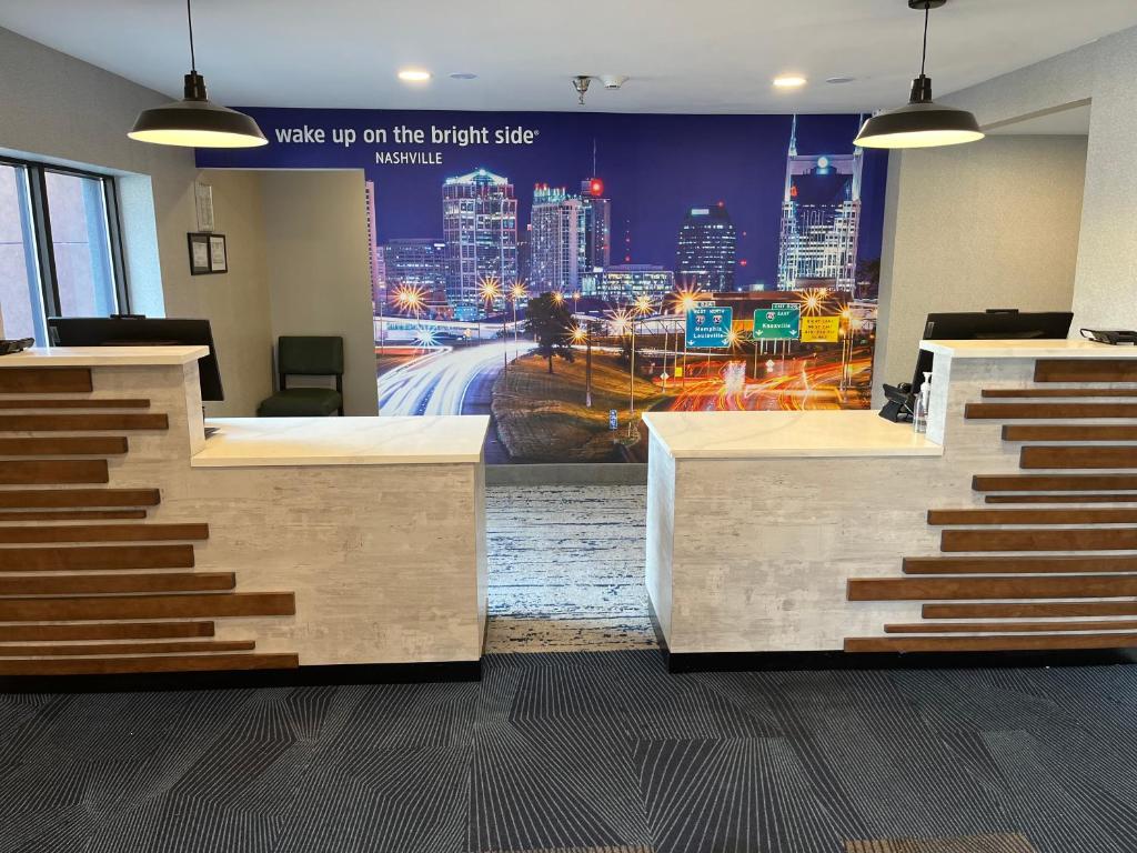 La Quinta Inn & Suites by Wyndham Nashville Airport photo