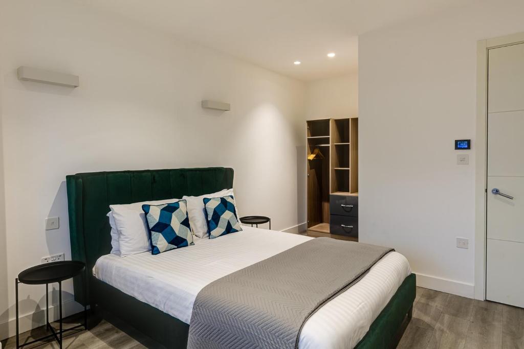 Brentford Apartments by Charles Hope photo