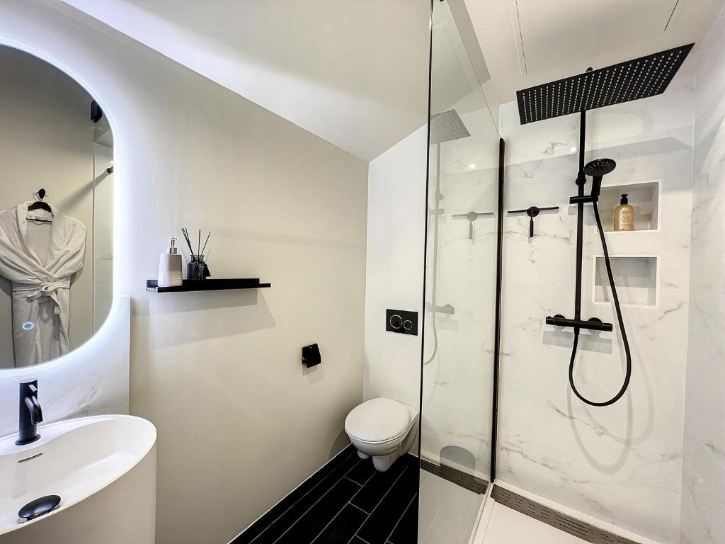 Suite Rouge baiser avec Jacuzzi privatif - LoveRoom Insolite - 3
