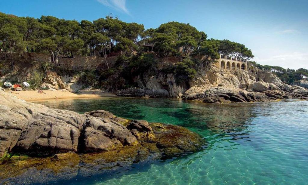 Beautiful Apartment, Swimming Pool and Beach 1 - 2