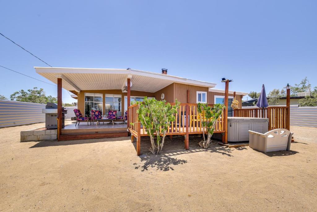Charming Home with Hot Tub about 5 Mi to Joshua Tree!, Joshua Tree