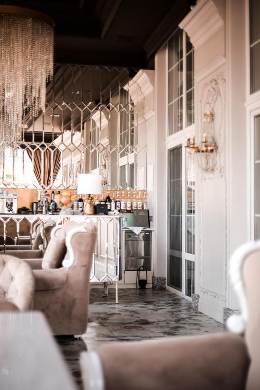Hotel Aristocrat photo