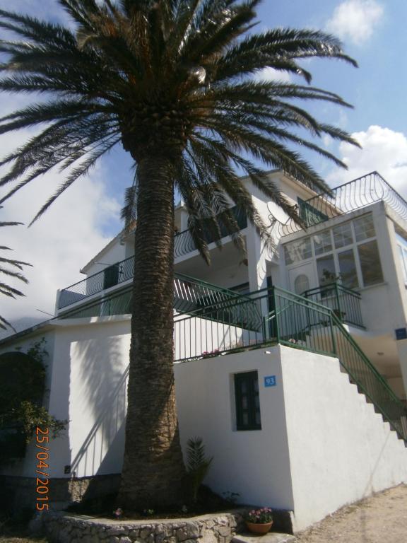 Apartments Tri Palme — Hotel in Promajna