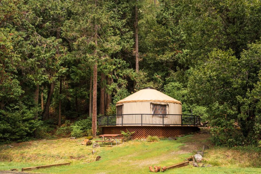 Redwood Meadows RV Resort — Hotel in Cave Junction
