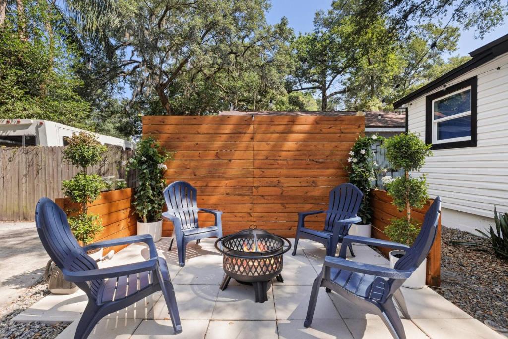 Treehouse is a Quaint 2 BR in an Up-and-Coming Part of Town, Pet Friendly with Fenced Yard and lounge area that is Close to Downtown Tampa, Tampa