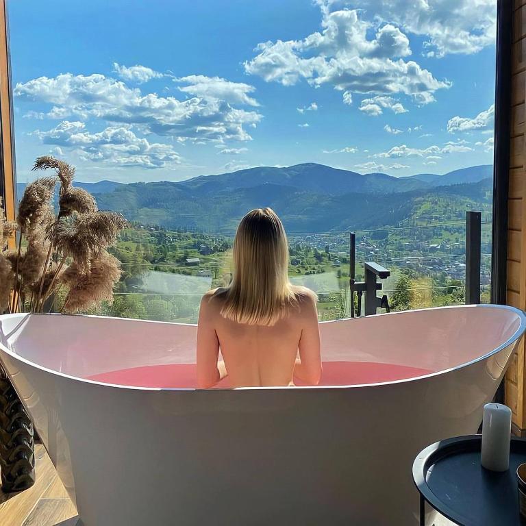 Under Sky Slavske - Котеджі з Теплим басейном ,чаном-джакузі, панорамною ванною та PlayStation 5, Slavske