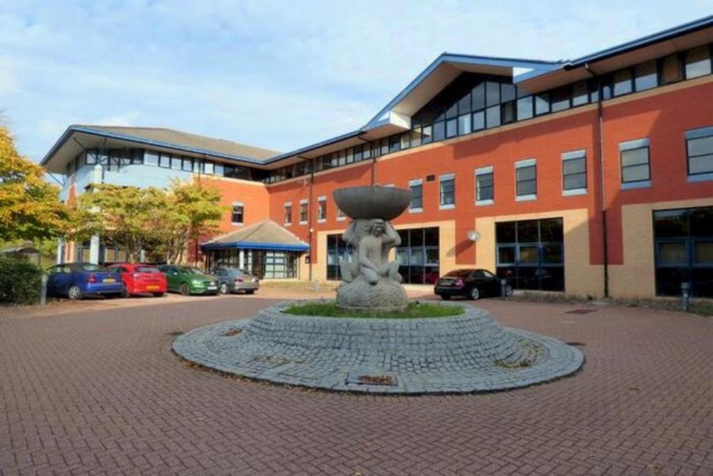 Comfortable Modern Apartment in Swindon, FREE parking sleeps up to 5 photo