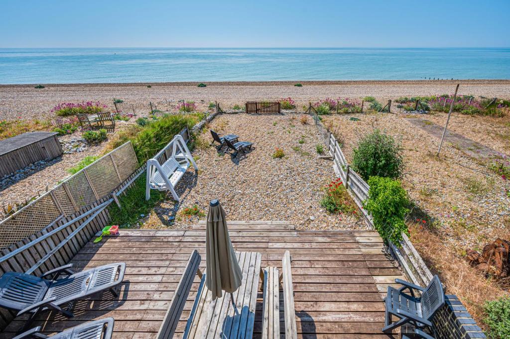 Pebble Paradise Beachfront Family Getaway, Pevensey