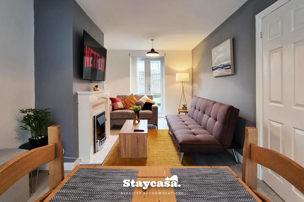 Modern 3-bed House, Garden &amp; With Parking — Hotel in Manchester