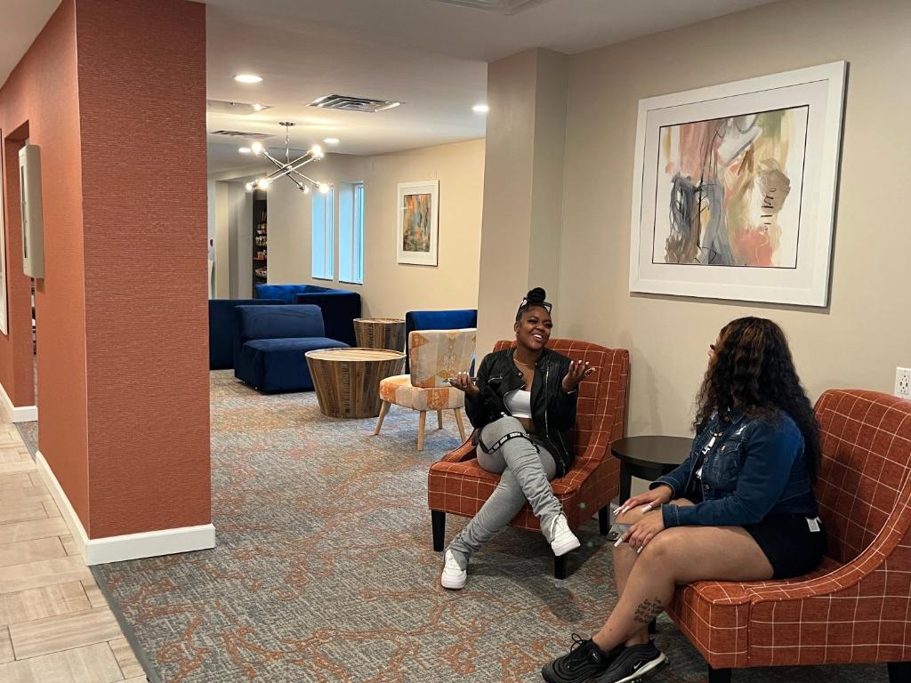 Orangewood Inn & Suites Kansas City Airport photo