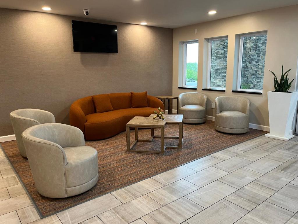 Orangewood Inn & Suites Kansas City Airport photo