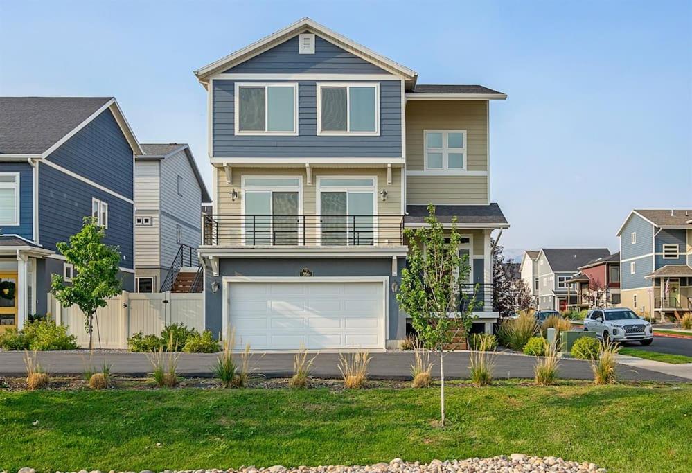 Beautiful 4 Bedroom Private home with easy access