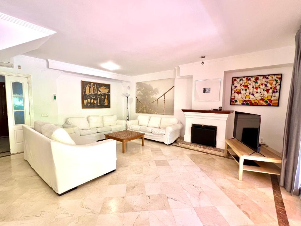 Spacious Golden Mile Townhouse - 5
