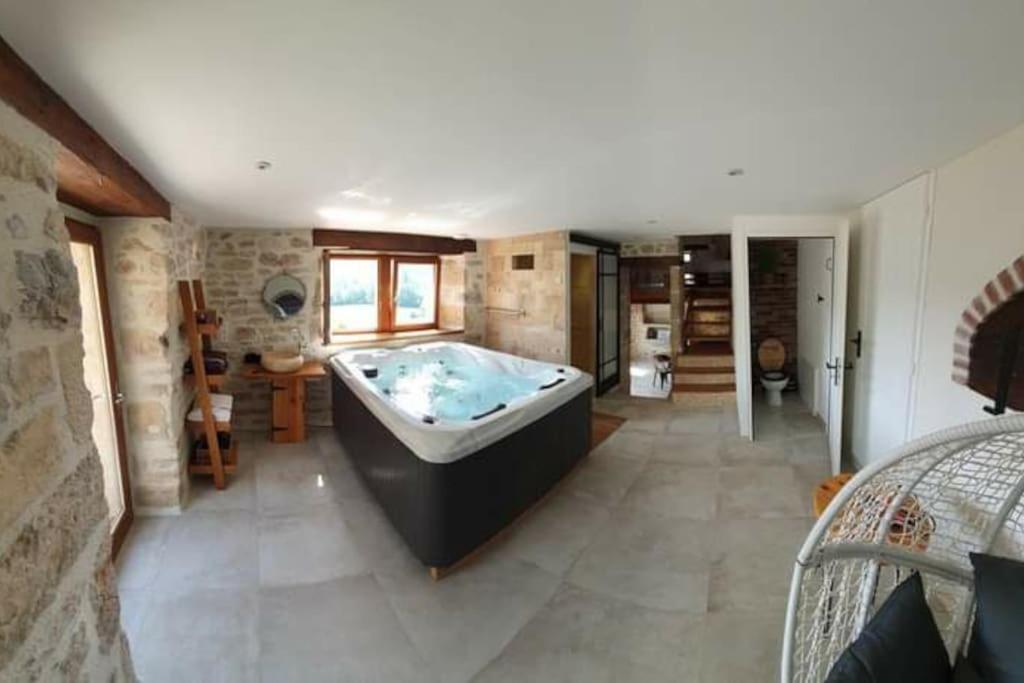 Gite romantique avec jacuzzi et piscine chauffée