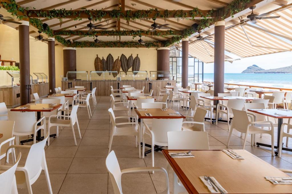 Costa de Oro Beach Hotel - Dining image