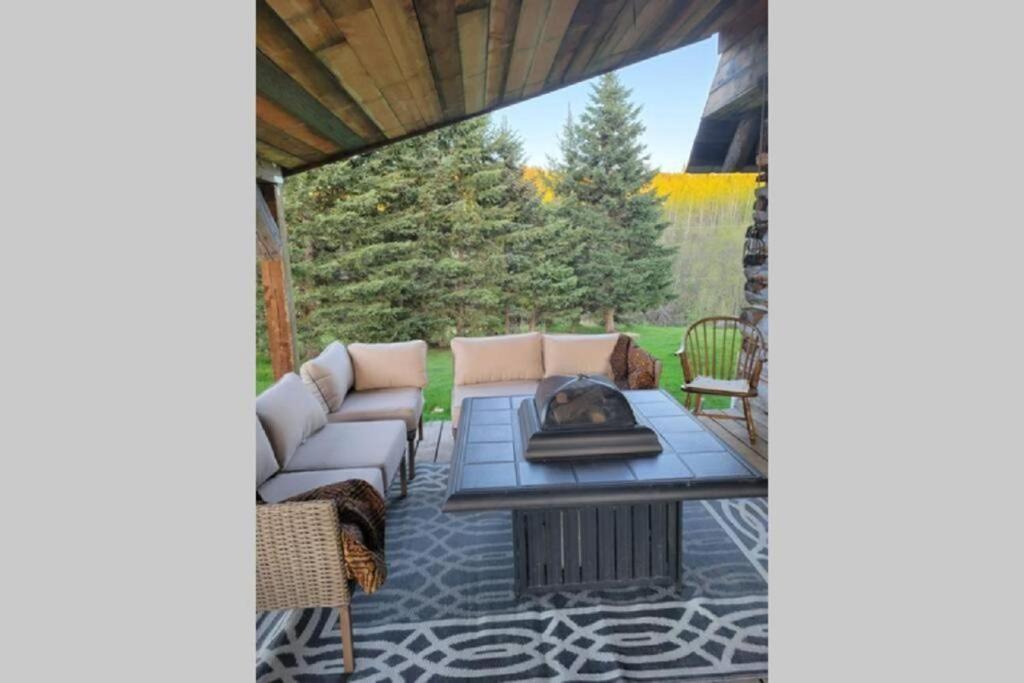 Sweetwater Log Home w/ 150 Acres & Creek Views