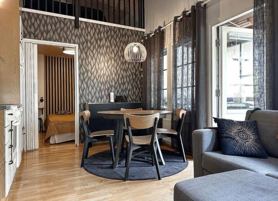 Yläkerran asunto parvekkeella ja saunalla, Tahkovuori