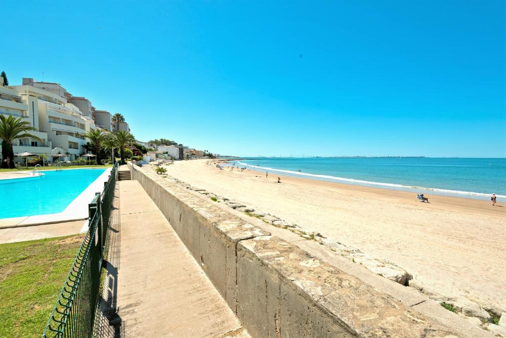 On Beach Deluxe Apartment with Pools and own Garden - 2