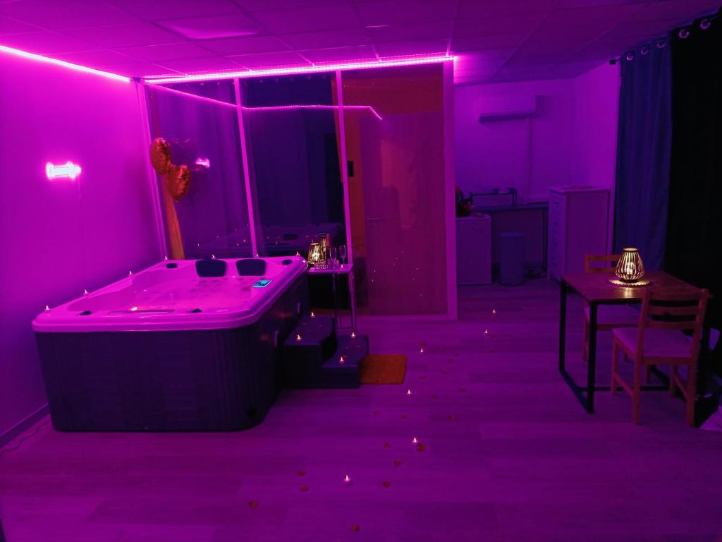 CocoonSPA LoveRoom Jacuzzi - 5