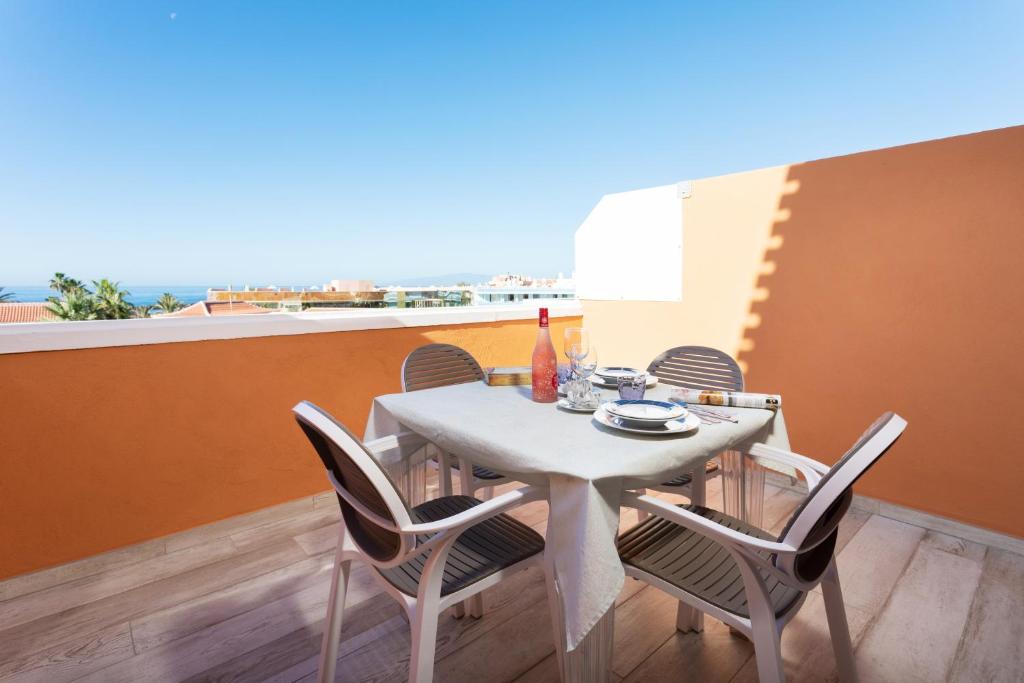 Apartment Playa Las Vistas with breathtaking sea view, only 100 m to the sea, heated pool, aircondition, wifi - 3