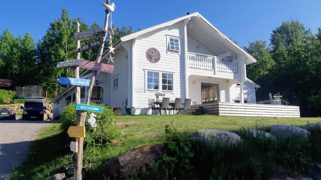 Stunning Sleeps 9 Lakeview Loghome Spa & Yoga 전경