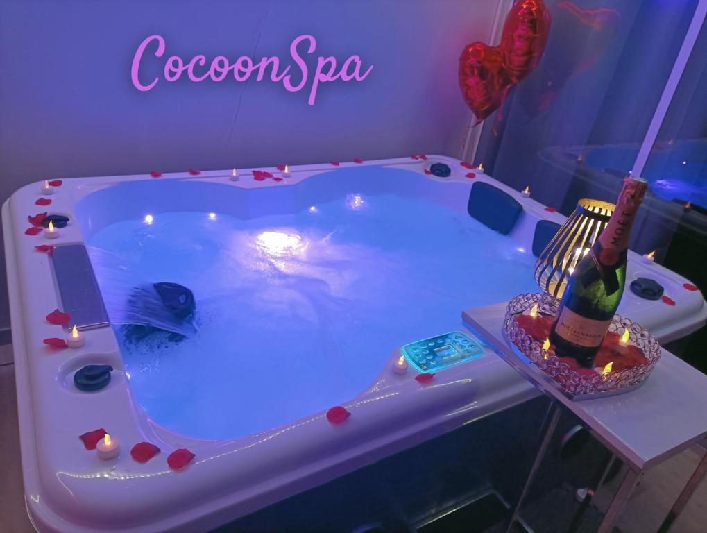 CocoonSPA LoveRoom Jacuzzi - 1
