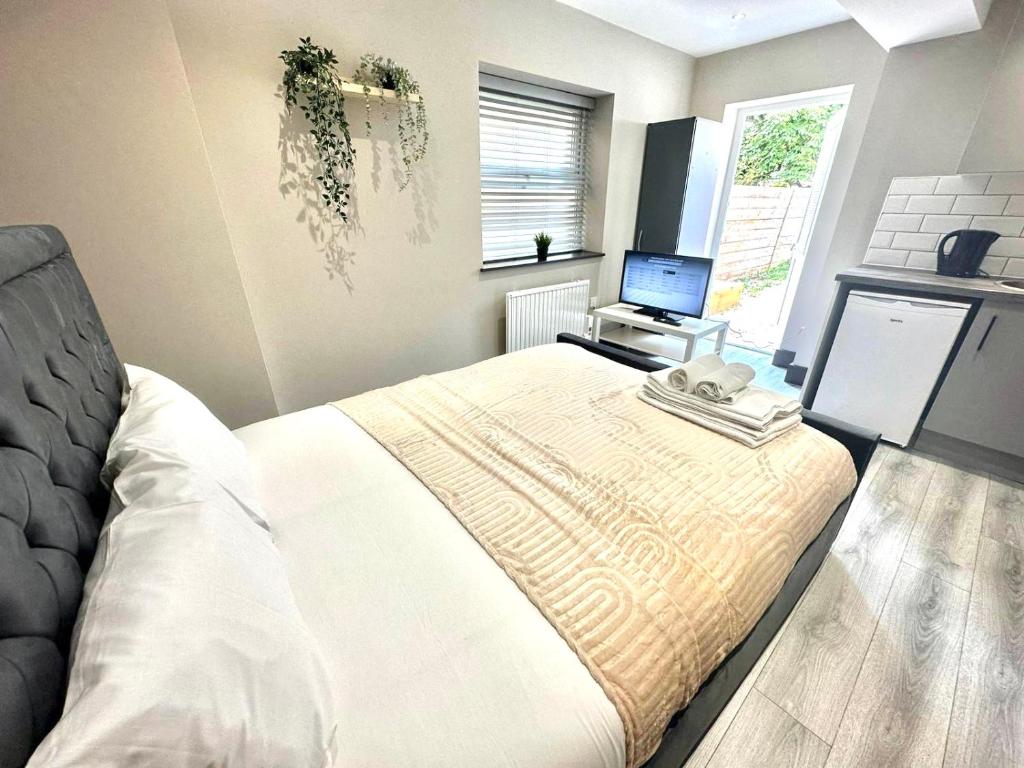 Feltham Guesthouse - Heathrow