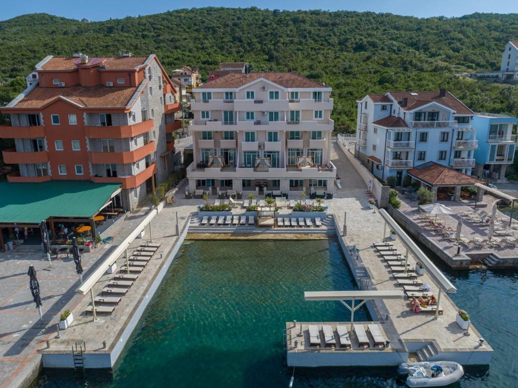 Apartments Adeona — Hotel in Tivat