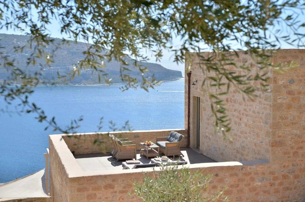 Akrolithi Boutique Hotel & Suites, hotel in Oítilon