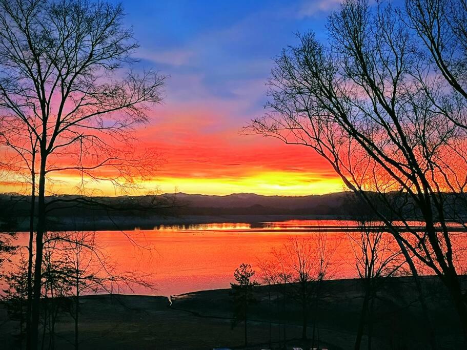 Amazing New House - Waterfront Getaway + Boat Dock, Dandridge