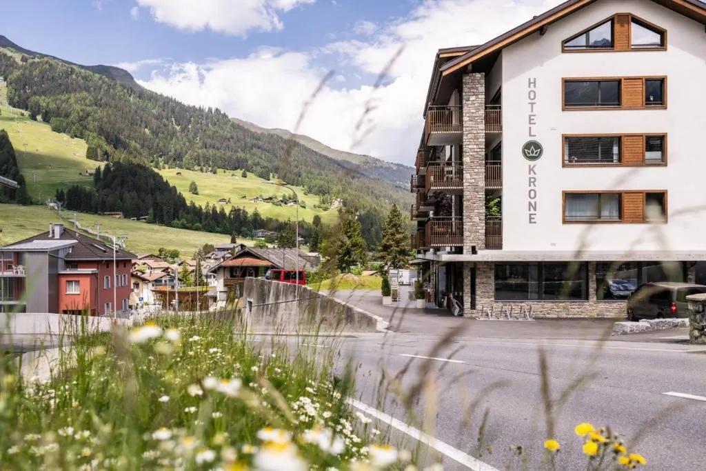 Hotel Krone Aktiv & Erholt，位于库尔瓦尔登的酒店