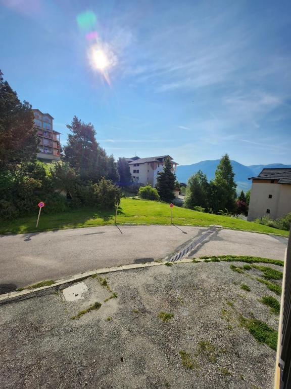 Appartement T2 entièrement rénové dans résidence calme - 2