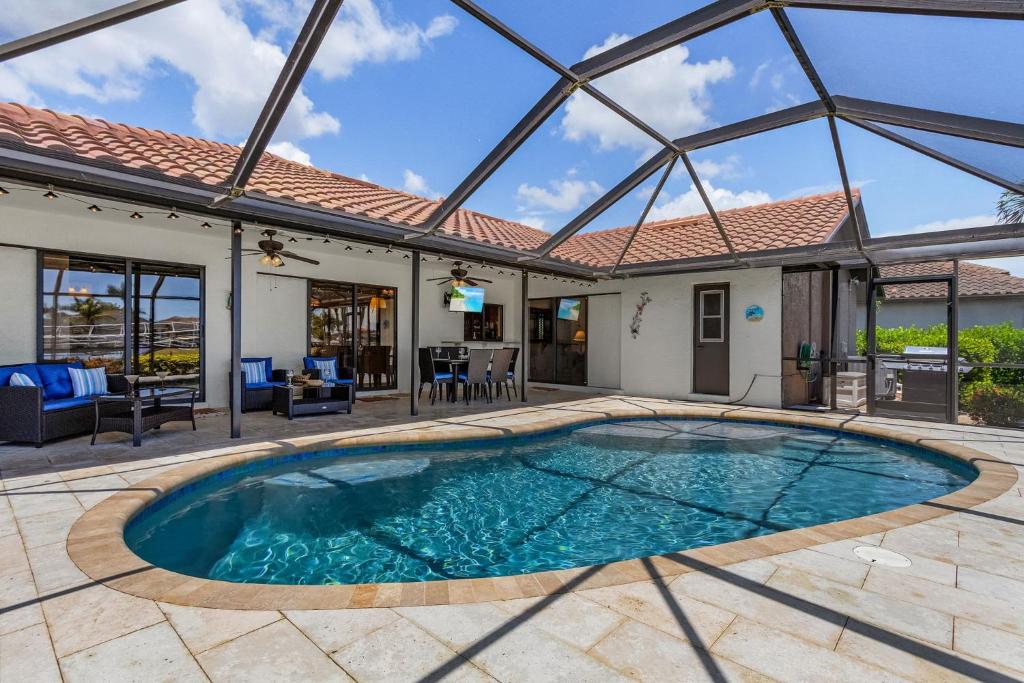 Canal Views, Heated Pool, Sleeps 8! - Magenta Sky and Key Lime Pie, Cape Coral
