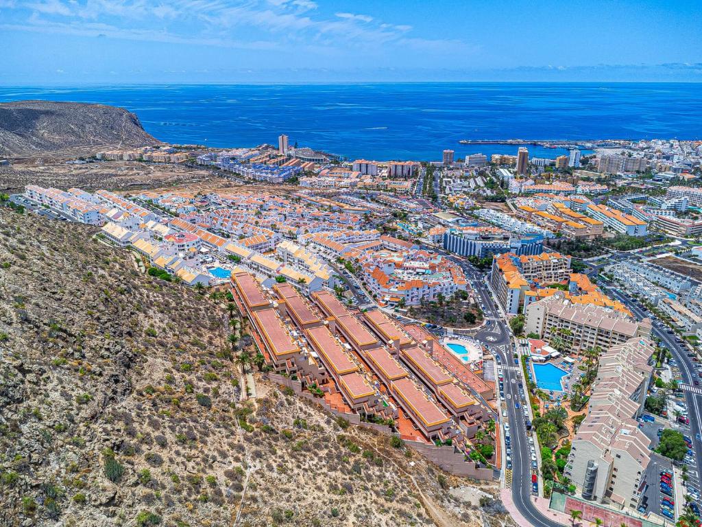 Top floor view apartment by AltamarHomes, Los Cristianos