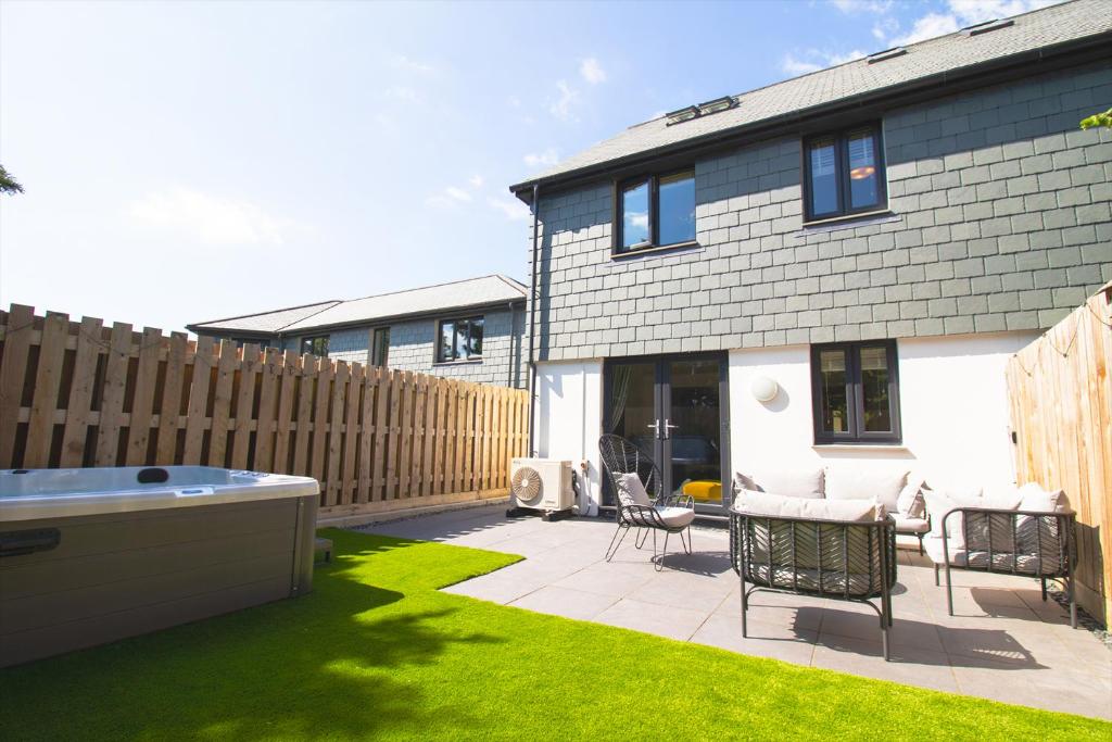 Huckleberry - Premium, Hot Tub, x2 Parking, Farm Shop Next door, Private Cornish Lane, Newquay