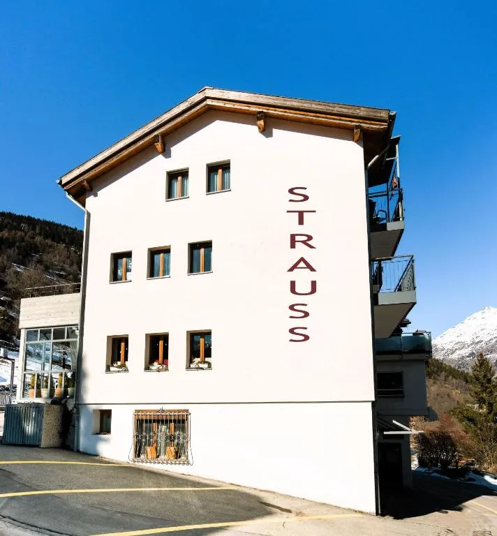 Kulinarik & Geniesser Hôtel STRAUSS, hotel in Fiesch