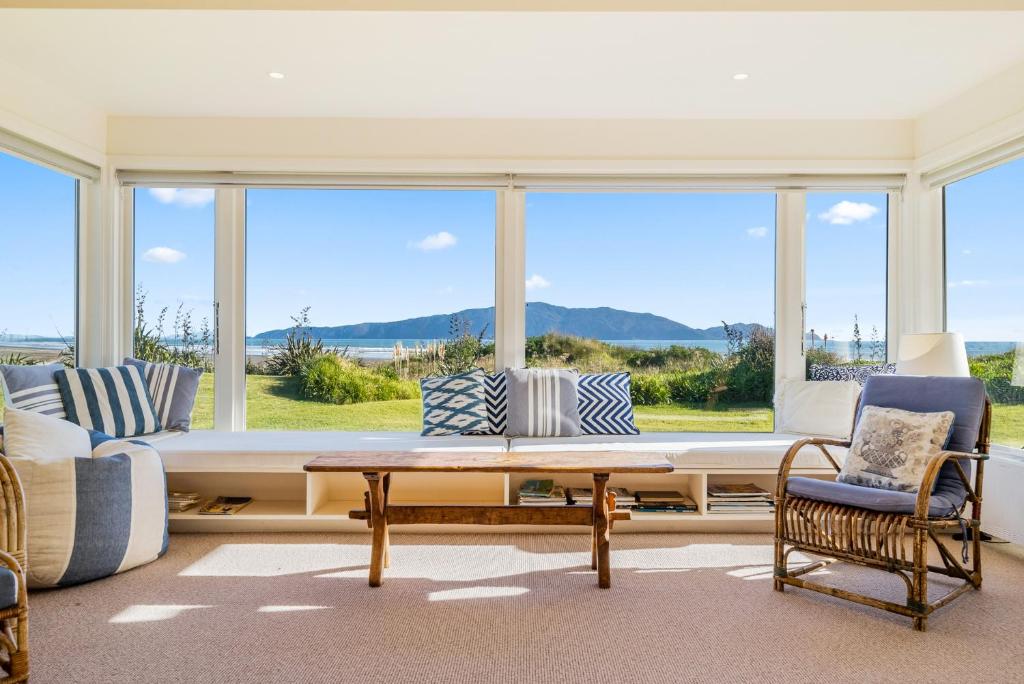 Kapiti Panorama - Waikanae Beach Holiday Home, Waikanae