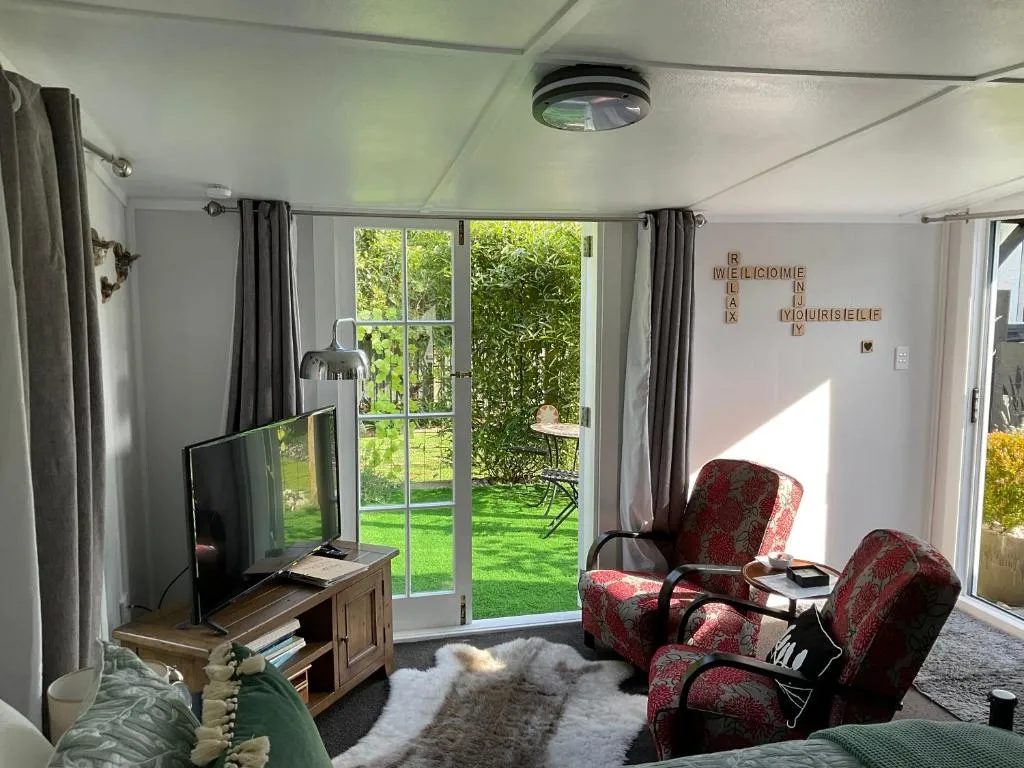 Orange Tree Cottage - garden hideaway, hotel in Whanganui