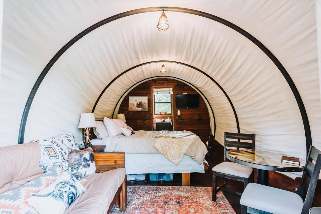 Heated & AC Full Bathroom Covered Wagon 전경