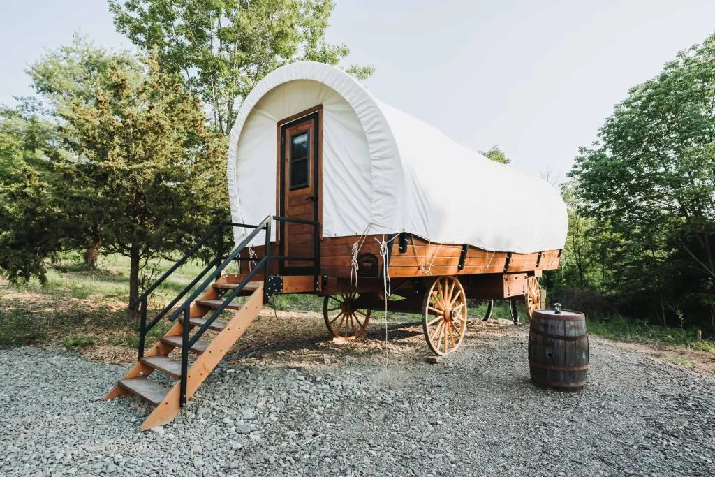 Heated & AC Full Bathroom Covered Wagon，位于彭延的酒店