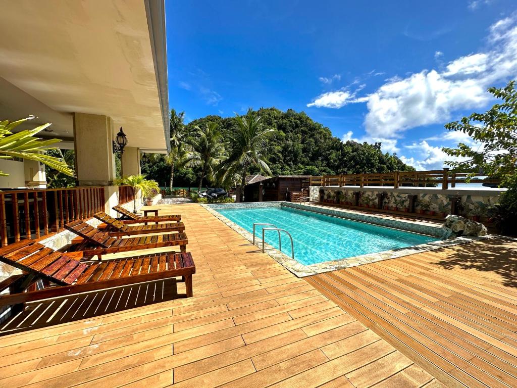 Swimming pool