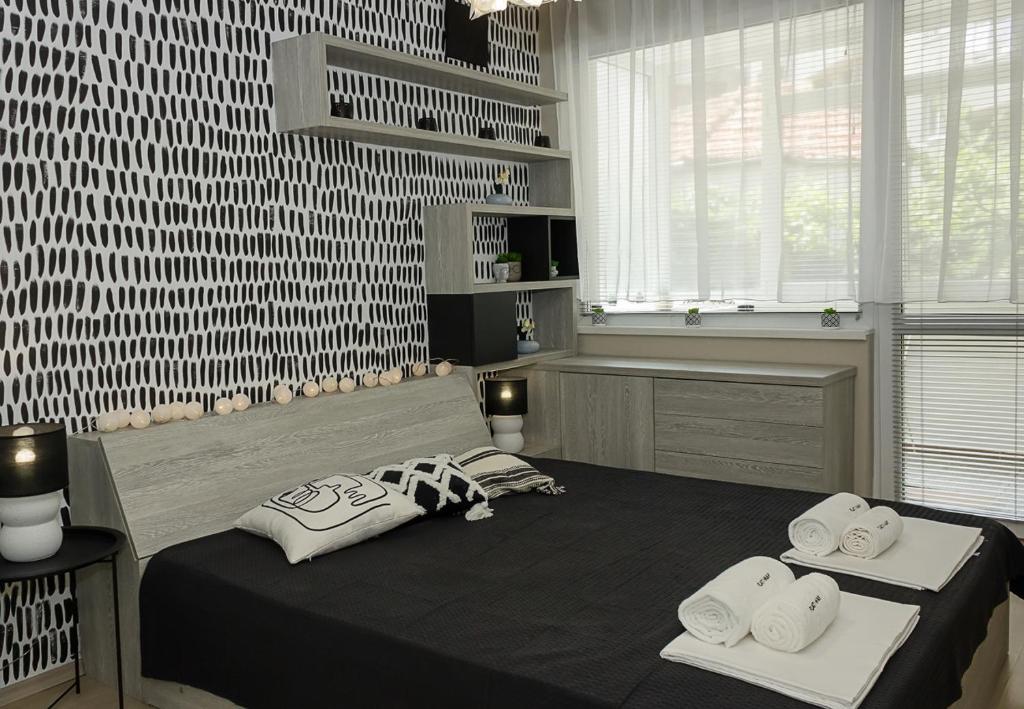 Black & White -1BD Flat in Varna Center by Flat Mаnager, Varna