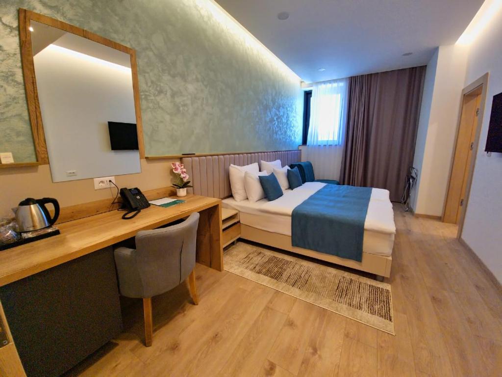Hotel Emerald - 2