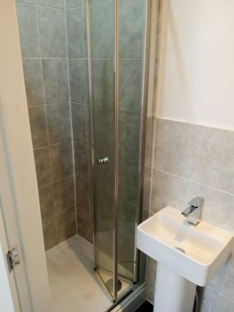 Ensuite Double-bed (E4) close to Burnley city ctr., Burnley