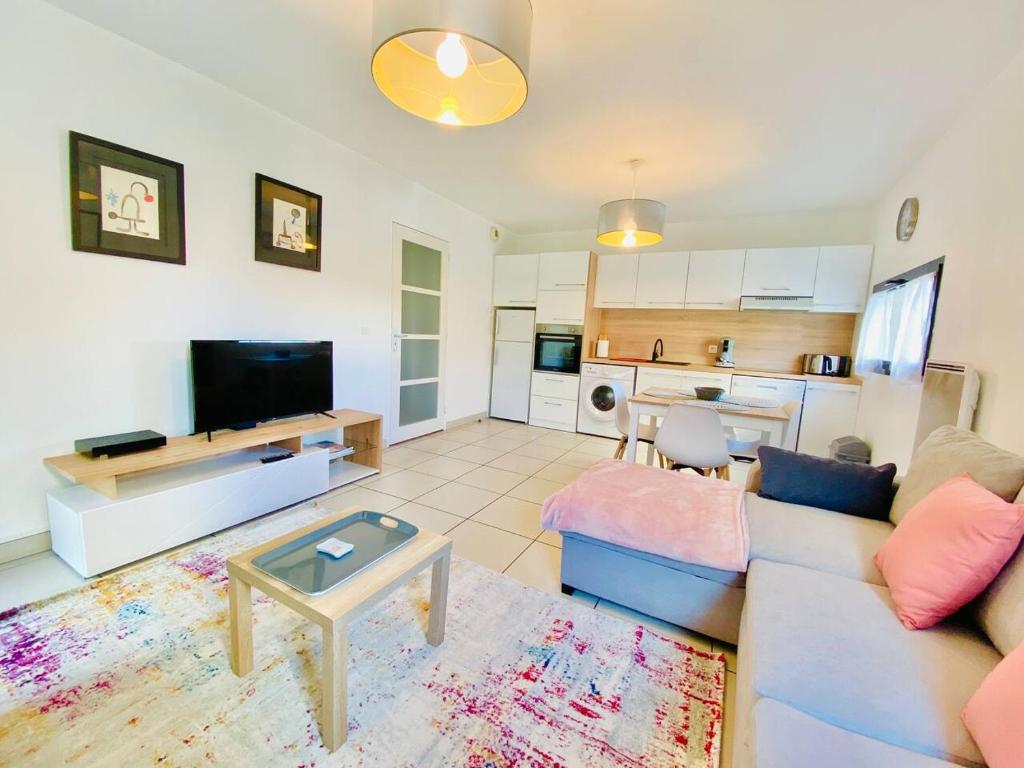 APPARTEMENT 2 CHAMBRES AVEC BALCON ET PARKING - 1