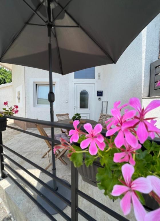 Studio Apartman ''IN'' - Terasa & Parking 전경