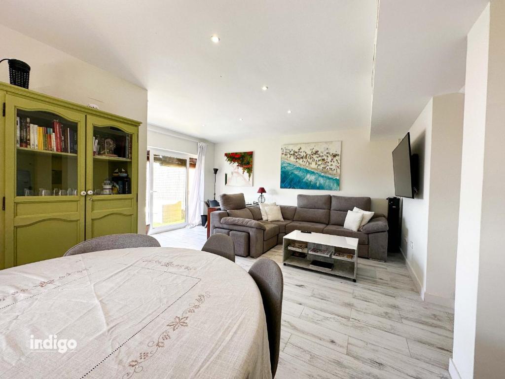 Bright Refurbished 3 Bedroom Townhouse ALI001 - 4