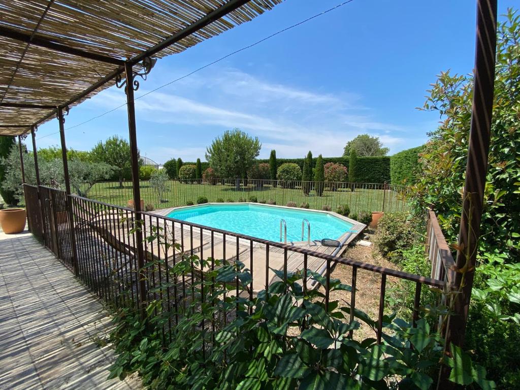 Le Petit Mazet en Provence, piscine clôturée en campagne